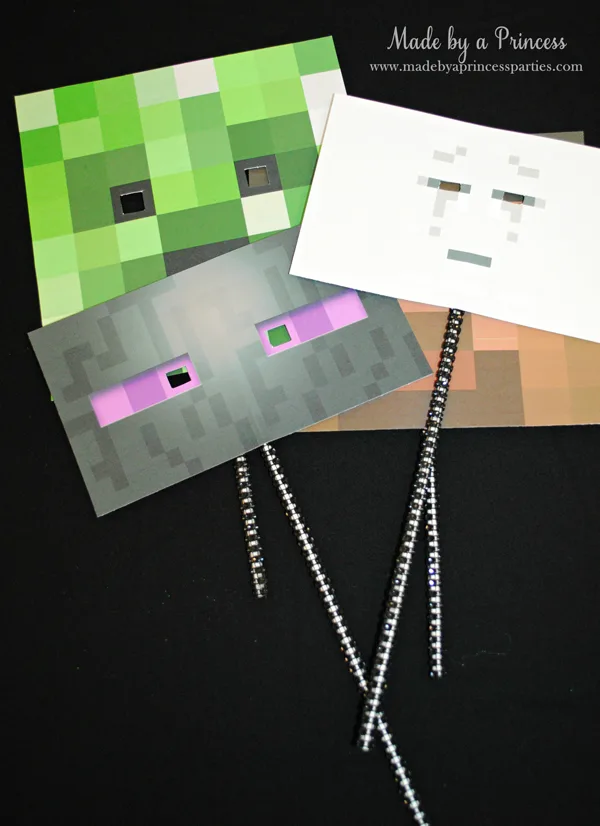 Ultimate Minecraft Birthday Party photo booth props are easy to make #minecraft #minecraftparty #minecraftbirthday #bestboyparty