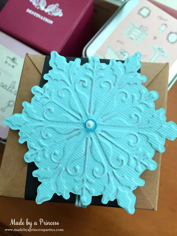 sizzix festive blog hop wrapping paper gift tags aqua snowflake