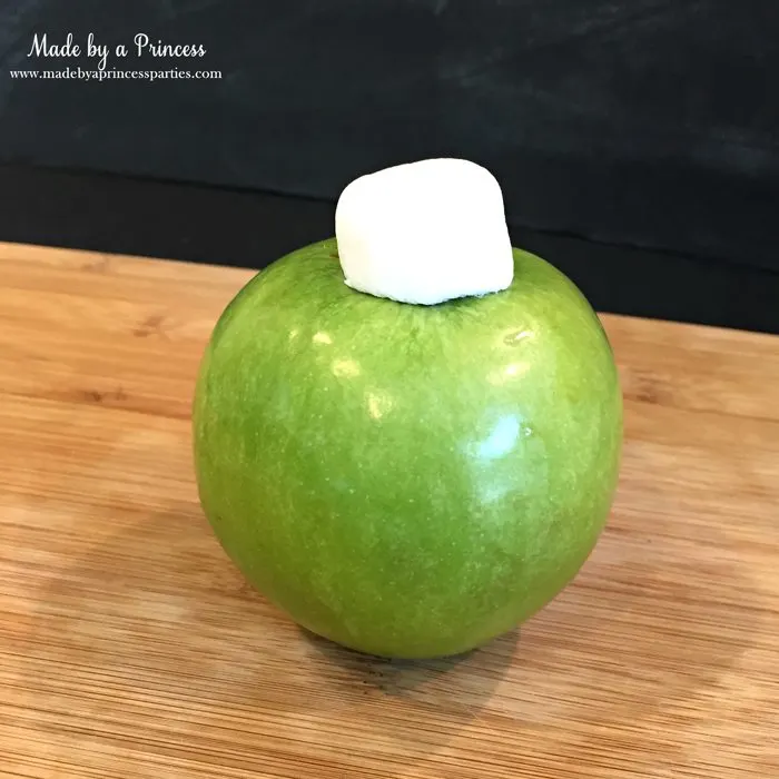 yummy-spooky-halloween-apple-treats-cut-marshmallow-in-half-place-on-apple