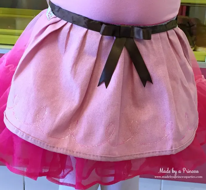 Need a cute apron for Halloween or dress up? Learn how to make this easy no sew half apron in less than 30 minutes
