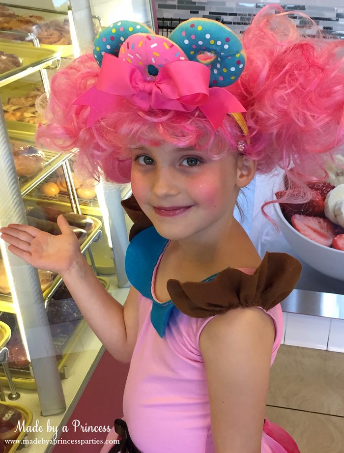 diy-shopkins-shoppie-halloween-costume-donatina-showing-her-donuts-in-the-donut-case