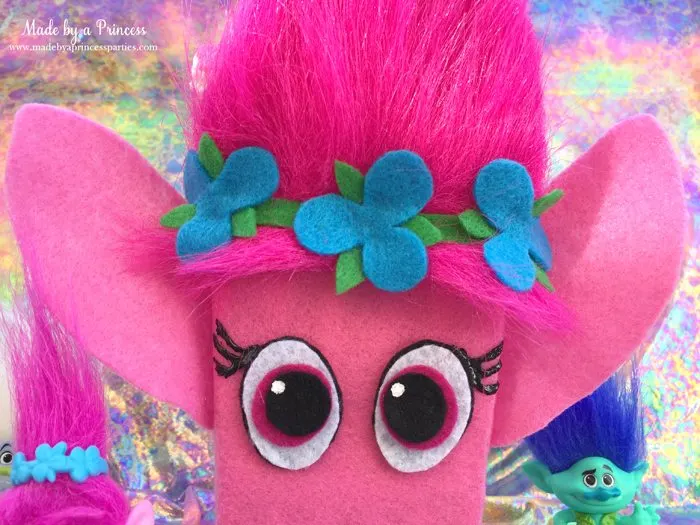 trolls-movie-princess-poppy-popcorn-box-party-2016-closeup-of-box-with-poppy-and-branch