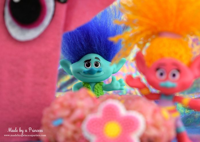 trolls-movie-princess-poppy-popcorn-box-party-branch-waving-in-the-distance