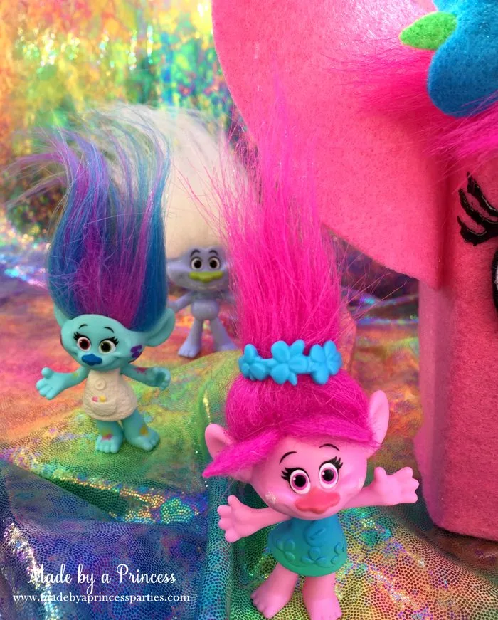 trolls-movie-princess-poppy-popcorn-box-party-poppy-wants-to-give-you-a-hug