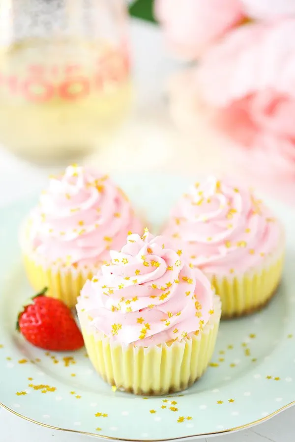 bubbly-champagne-recipe-cocktail-ideas-mini-strawberry-champagne-cheesecake