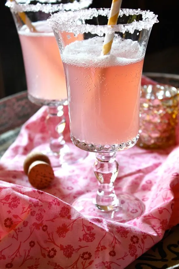 bubbly-champagne-recipe-cocktail-ideas-pink-lemonade-champagne