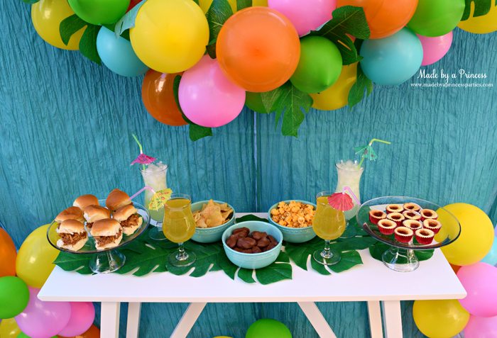 disney-moana-movie-inspired-party-table-with-food-drinks-balloon-garland