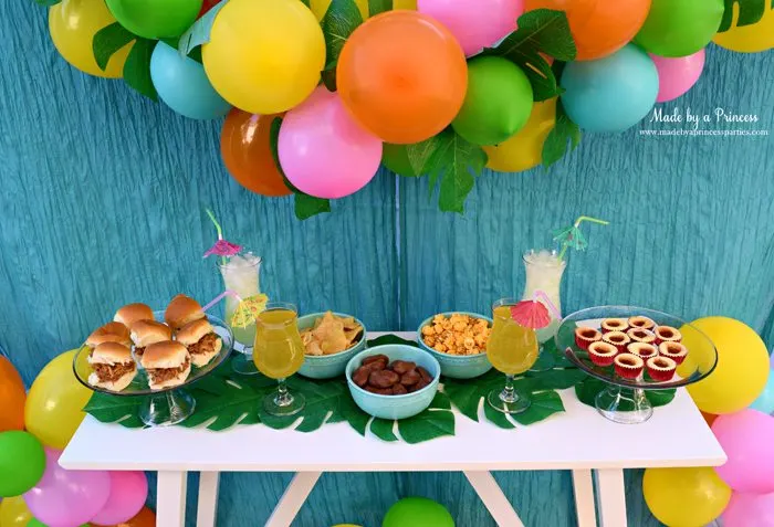 disney-moana-movie-inspired-party-table-with-food-drinks-balloon-garland