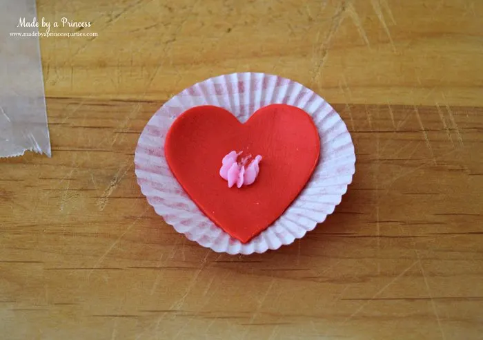 mini-lovebug-cupcakes-tutorial-fondant-heart-on-mini-cupcake-liner