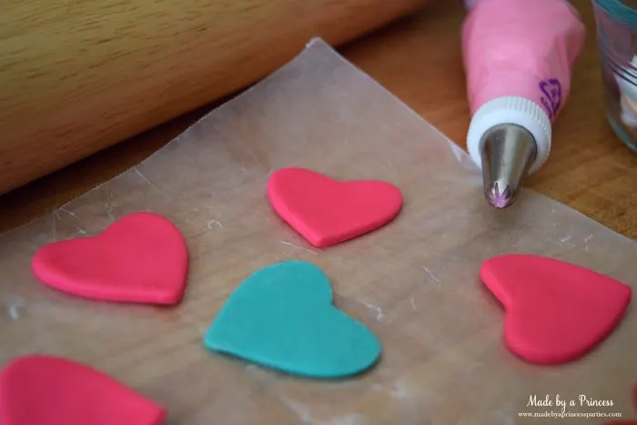 mini-lovebug-cupcakes-tutorial-fondant-hearts
