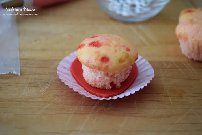 mini-lovebug-cupcakes-tutorial-place-cupcake-on-fondant-heart