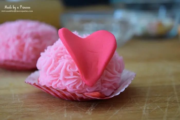 mini-lovebug-cupcakes-tutorial-place-heart-fondant-on-back-for-wings