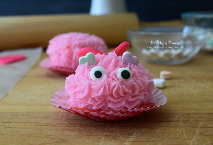 mini-lovebug-cupcakes-tutorial-place-royal-icing-eyes-front