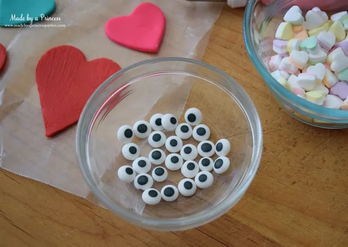 mini-lovebug-cupcakes-tutorial-royal-icing-candy-eyes