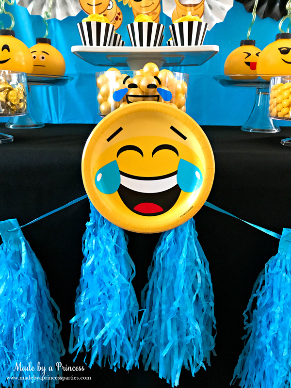 Emoji party ideas add a dessert plate to your garland decoration