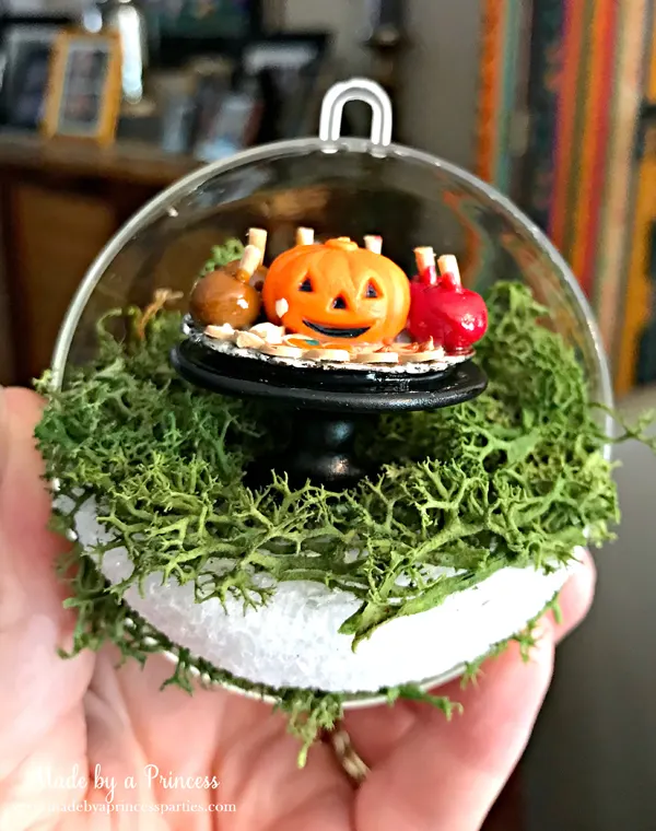 DIY Halloween Ornaments are a cute and unique way to decorate this Halloween #halloween #halloweendecor @madebyaprincess