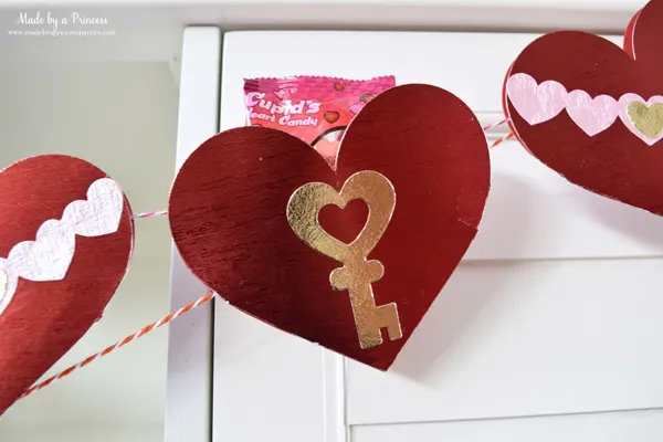 DIY Valentine's Day Countdown Banner with Sizzix 14 pocket hearts