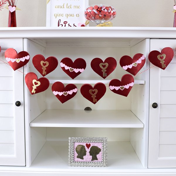 DIY Valentine's Day Countdown Banner with Sizzix table with kisses