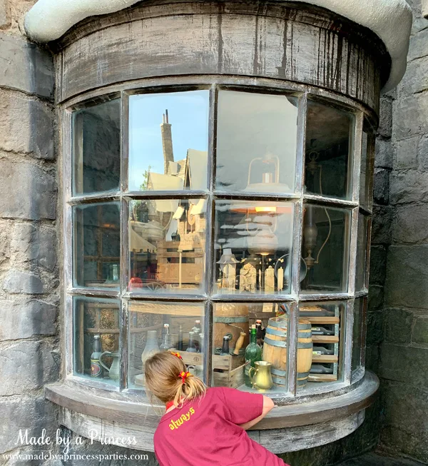 Universal Studios Hollywood make the lamps turn on with your wand in the window at Three Broomsticks